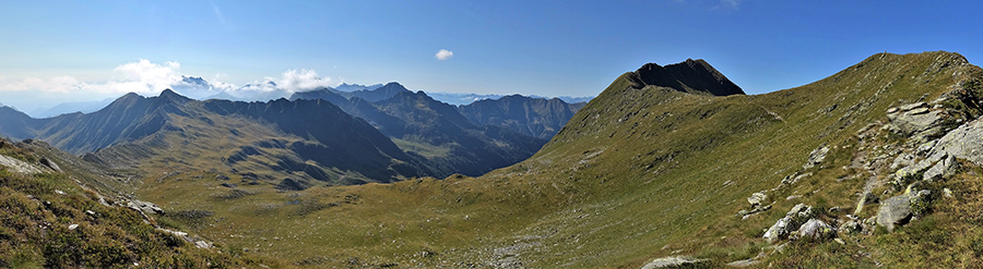 La lunga discesa dalla Cima di Lemma (2348 m) al Passo di Lemma (2137 m)